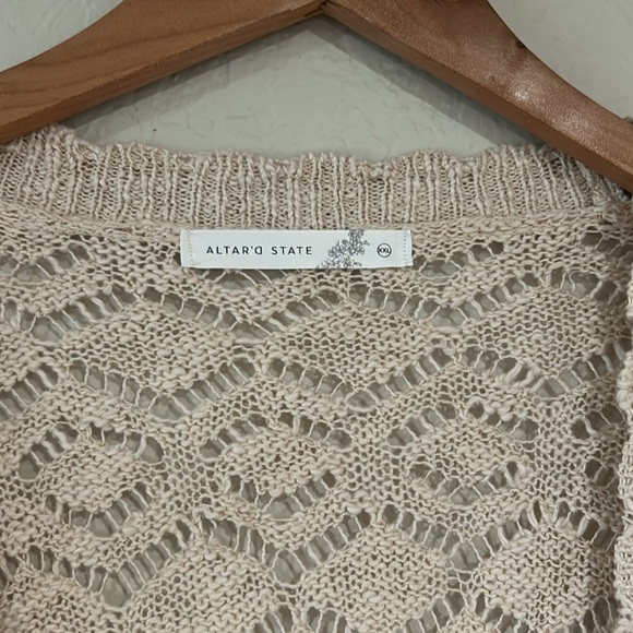 Beige cropped crochet style cardigan - Picture 4 of 7